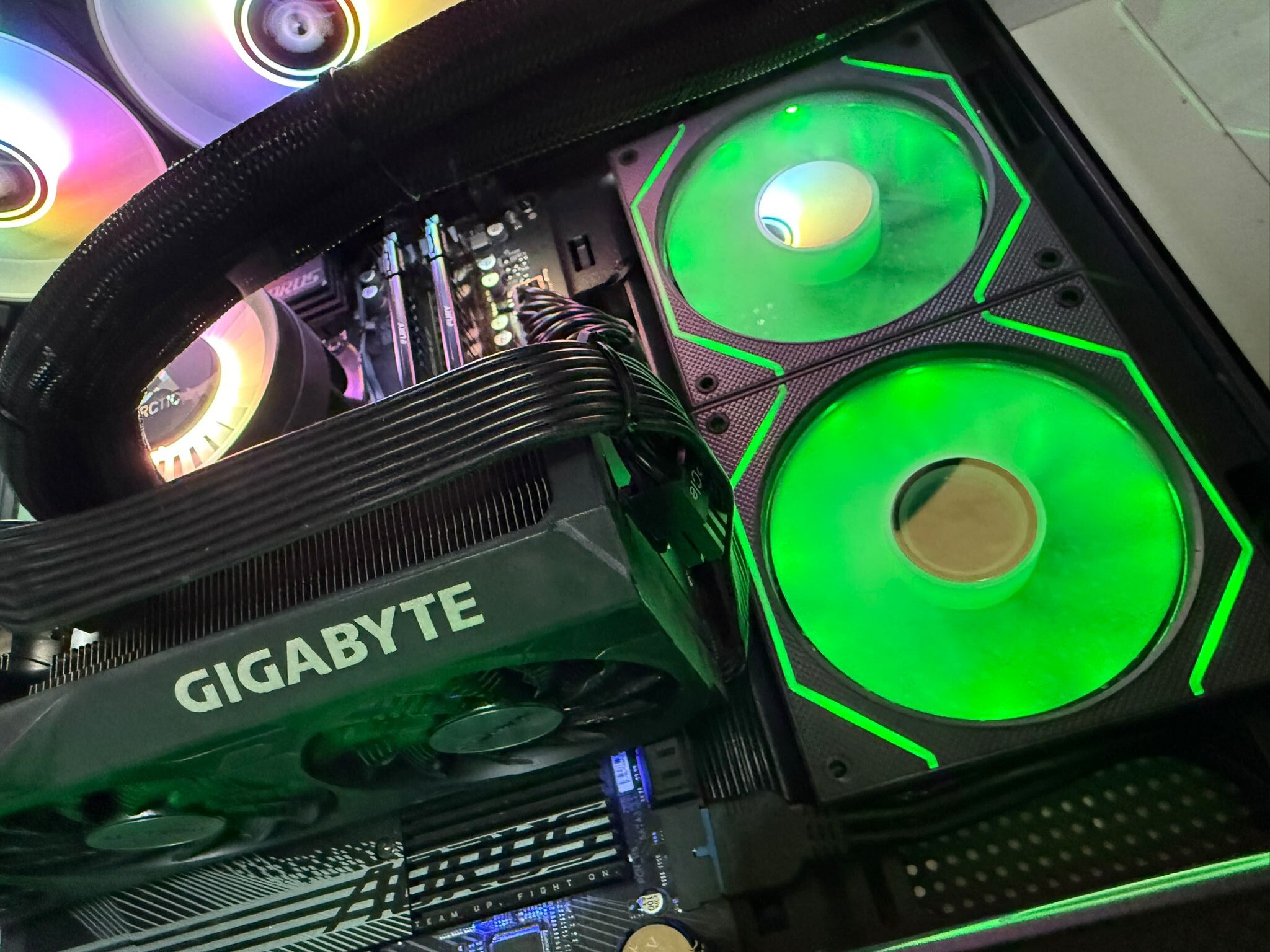 Revizie PC Gaming Bucuresti Sector6 schimbare pasta termica procesor CPU placa video GPU verificare temperaturi testare RGB verificare parametrii
