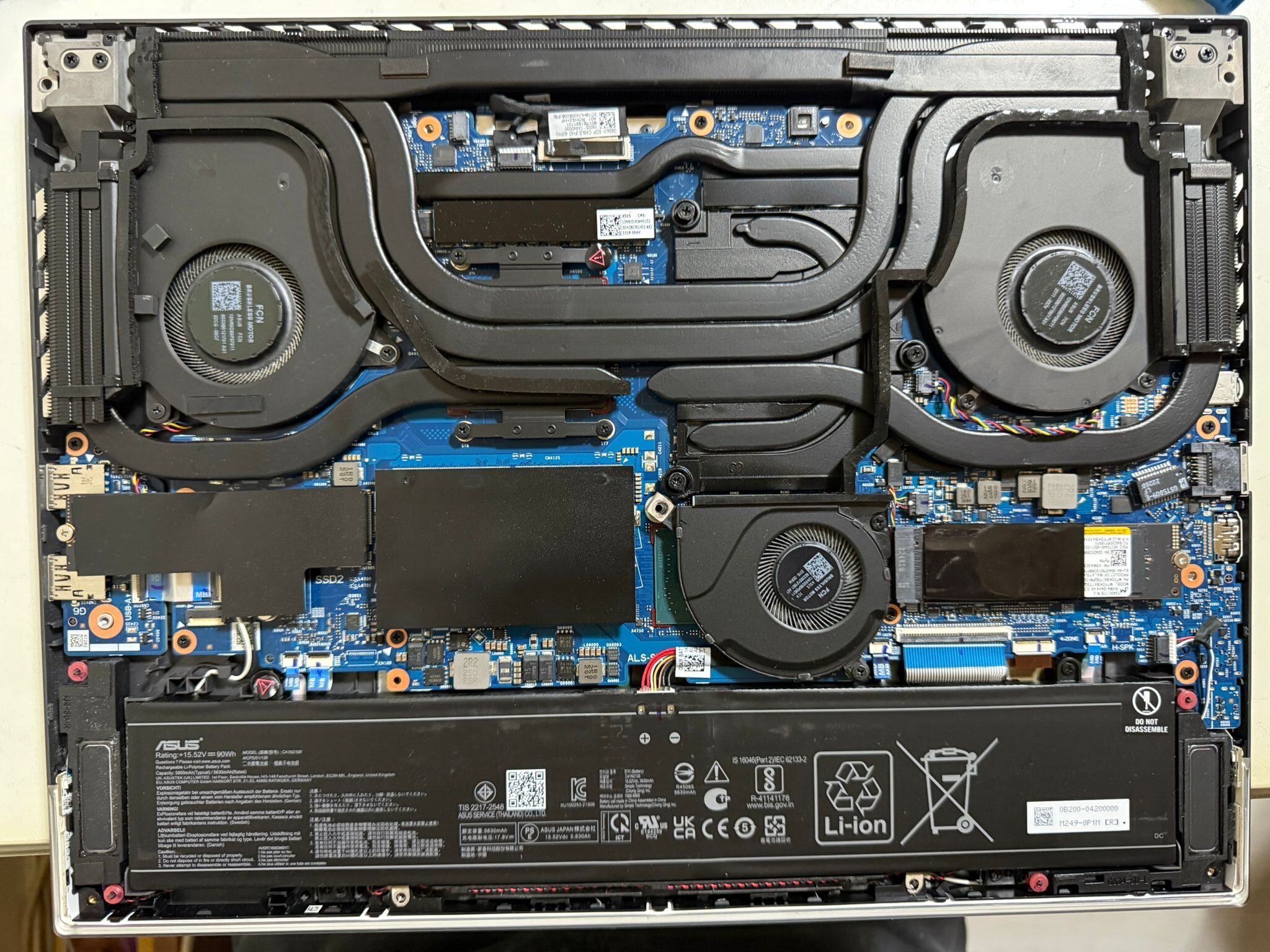 Revizie laptop gaming Bucuresti sector6 mentenanta schimbare pasta termica procesor CPU placa video GPU metal lichid schimbare thermal putty eliminare praf ventilatoare