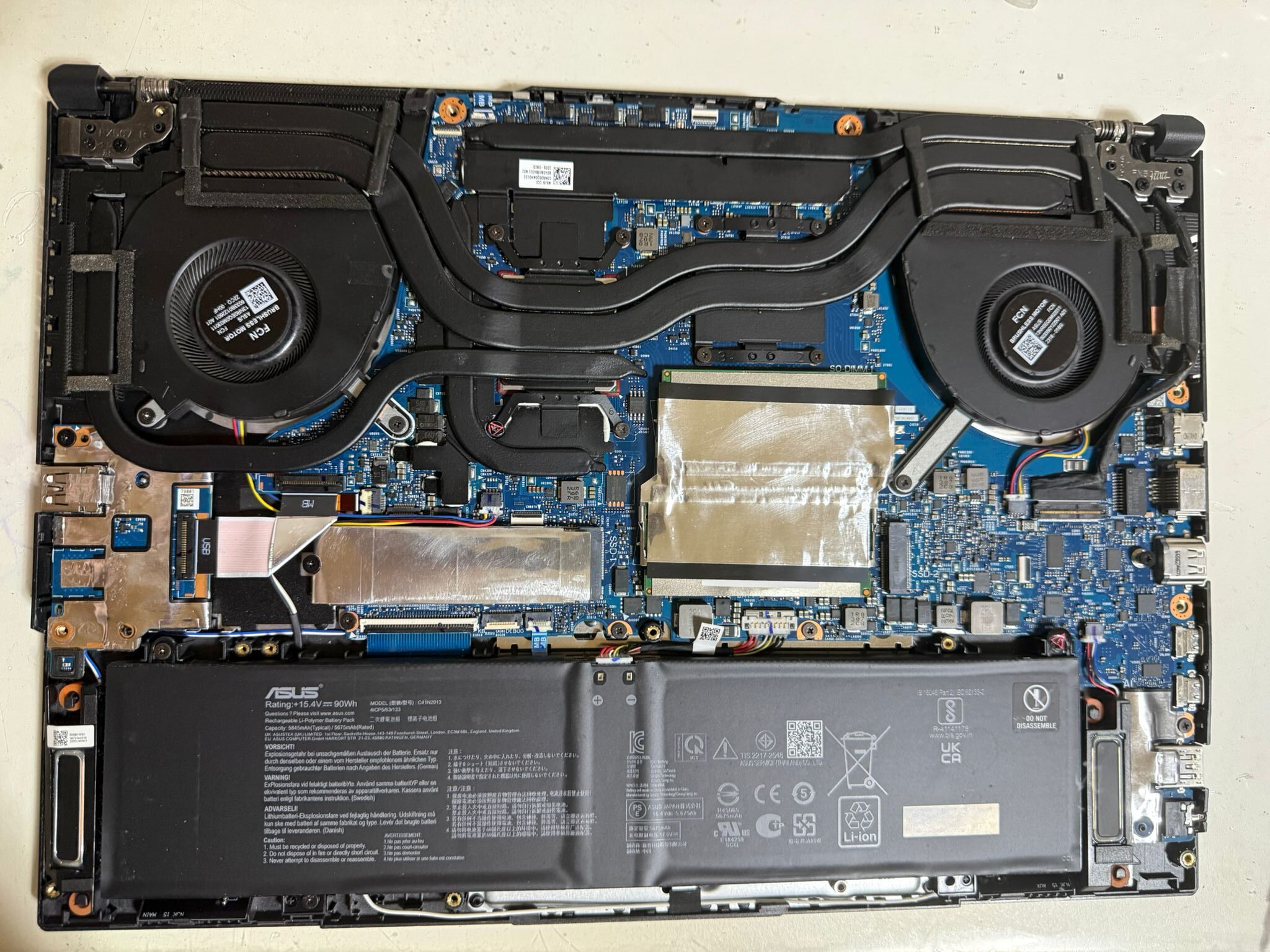 Revizie laptop gaming Bucuresti sector6 mentenanta schimbare pasta termica procesor CPU placa video GPU schimbare thermal putty eliminare praf ventilatoare