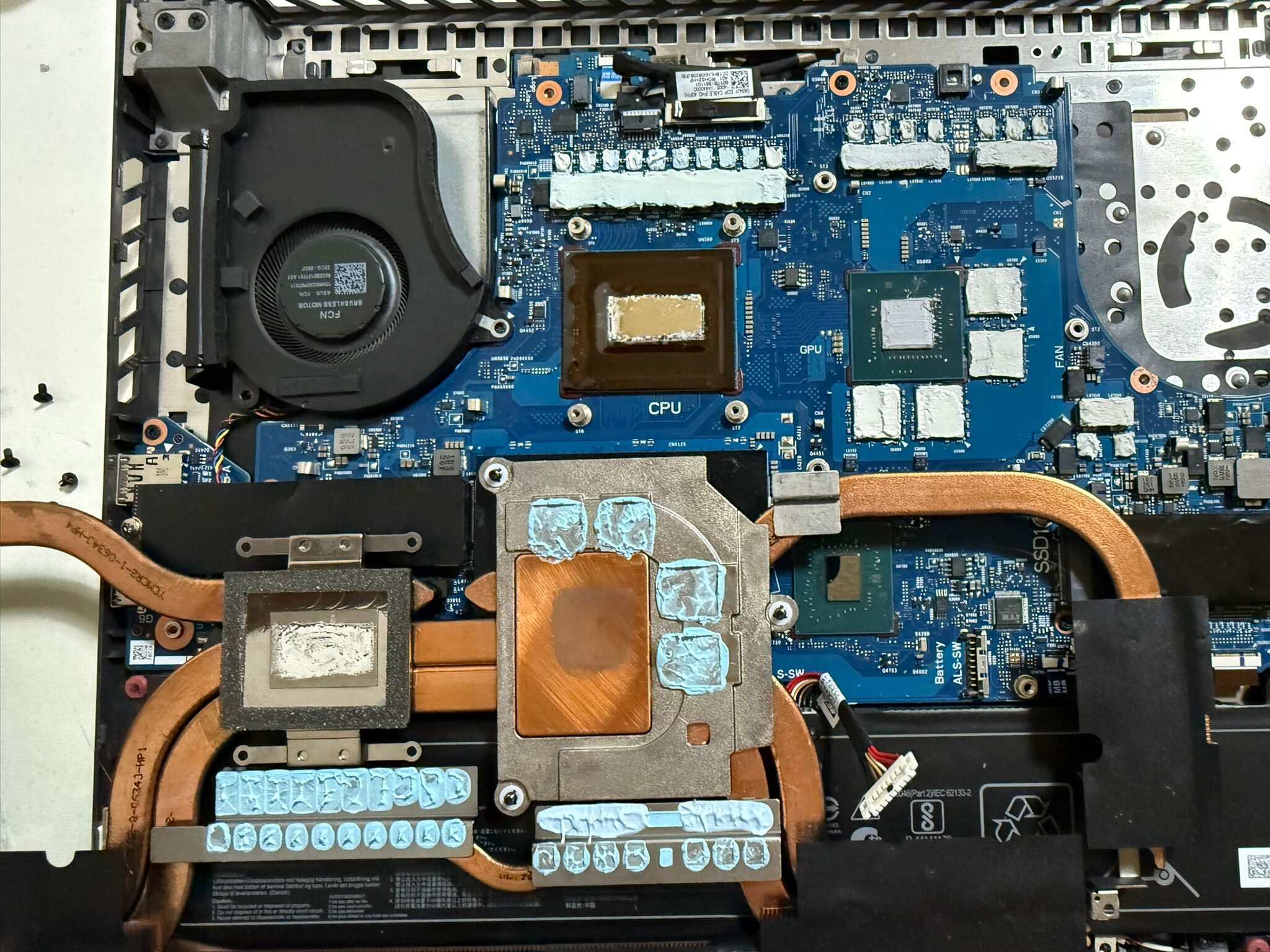 Revizie laptop gaming Bucuresti sector6 mentenanta schimbare pasta termica procesor CPU placa video GPU schimbare thermal putty eliminare praf ventilator metal lichid