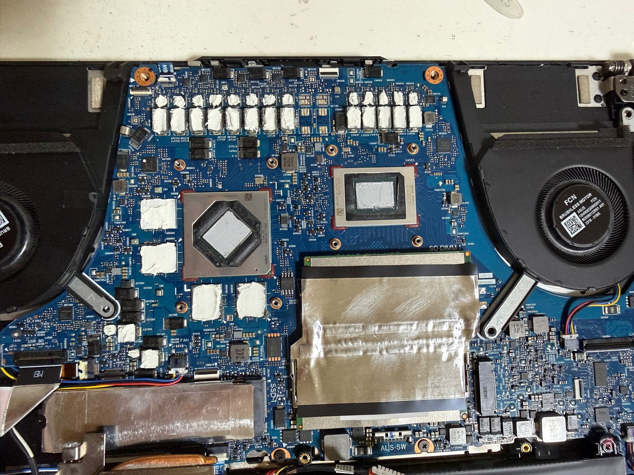 Revizie laptop gaming Bucuresti sector6 mentenanta schimbare pasta termoconductoare procesor CPU placa video GPU eliminare praf cooler schimbare thermal putty
