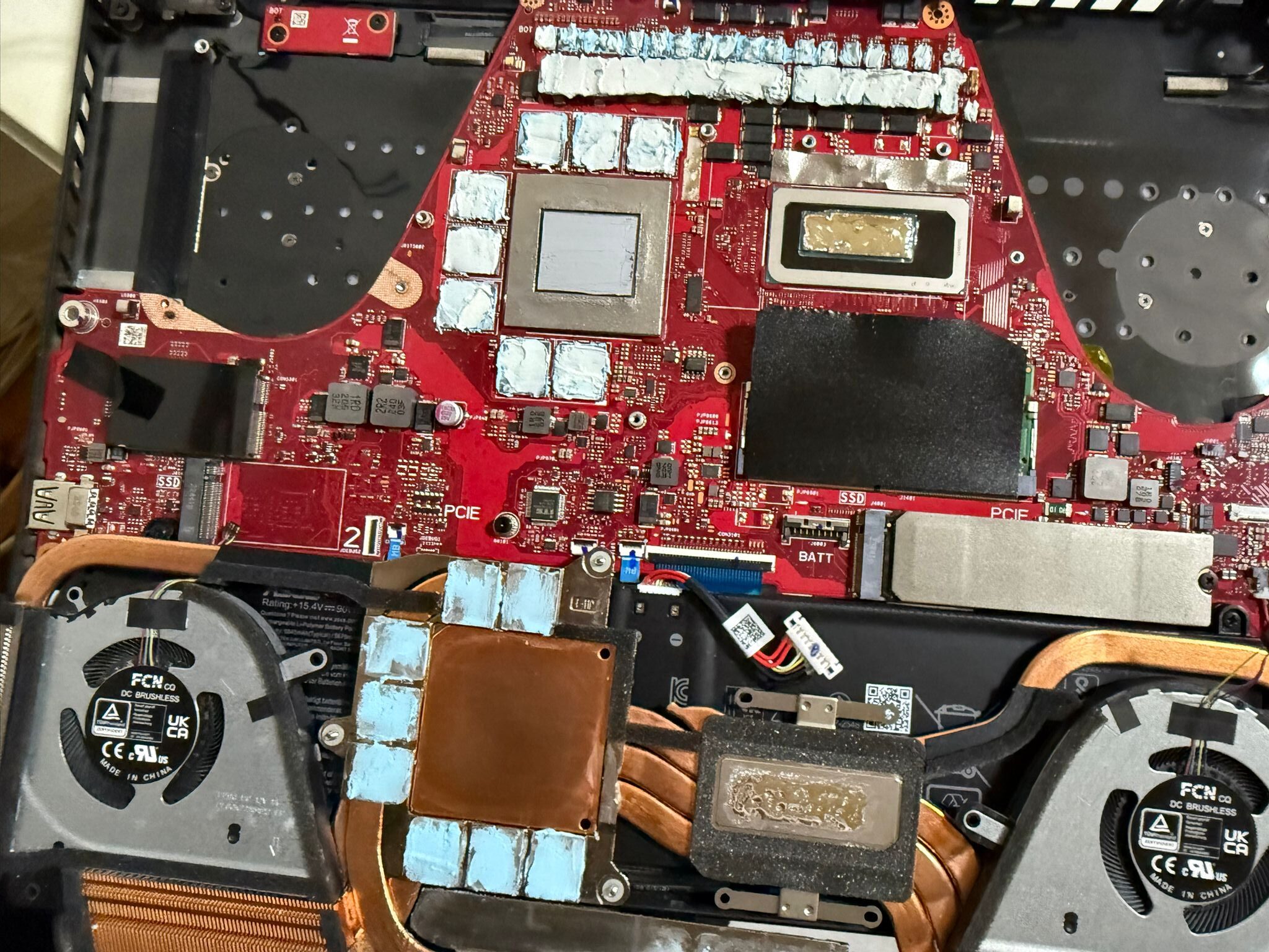 Revizie laptop gaming Bucuresti sector6 mentenanta schimbare pasta termoconductoare procesor CPU placa video GPU metal lichid schimbare thermal putty eliminare praf cooler